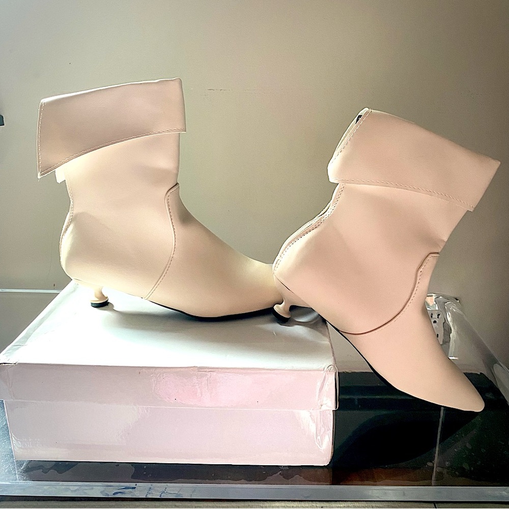 Retro 80s White Kitten Heel Booties- Size 8 US